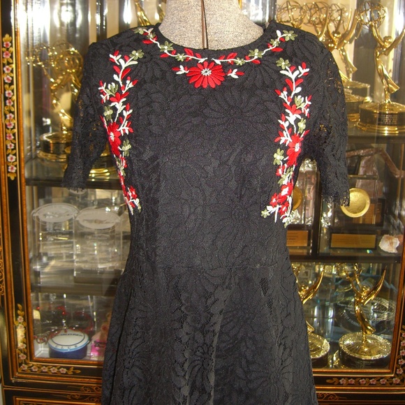FOREVER 21 FLORAL EMBROIDERED BLACK LACE DRESS M - Picture 2 of 5